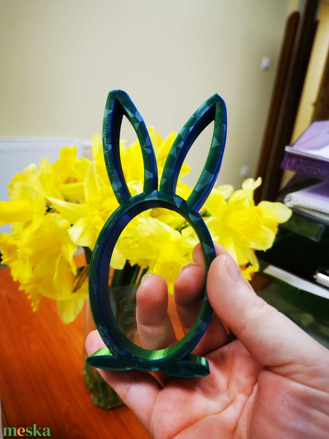 Kék-zöld kinder tojás tartó nyuszika  - ünnepi díszek, dekorációk - húsvéti díszek és dekorációk - húsvéti ajándékátadó - Meska.hu