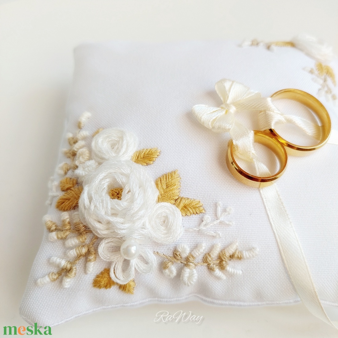 Gyűrűpárna Fehér virágok - esküvő - kiegészítők - gyűrűtartó & gyűrűpárna - Meska.hu