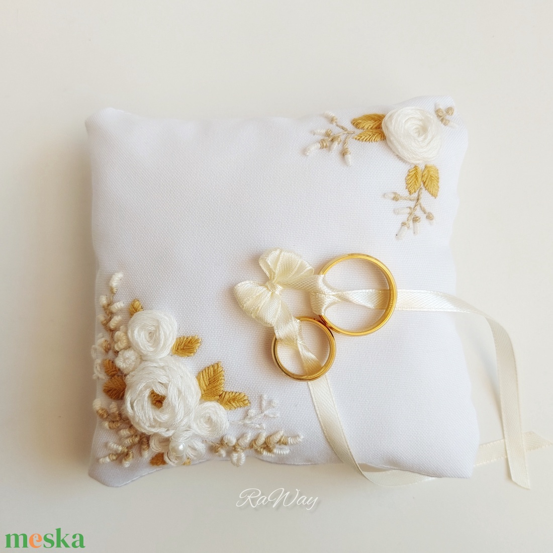 Gyűrűpárna Fehér virágok - esküvő - kiegészítők - gyűrűtartó & gyűrűpárna - Meska.hu