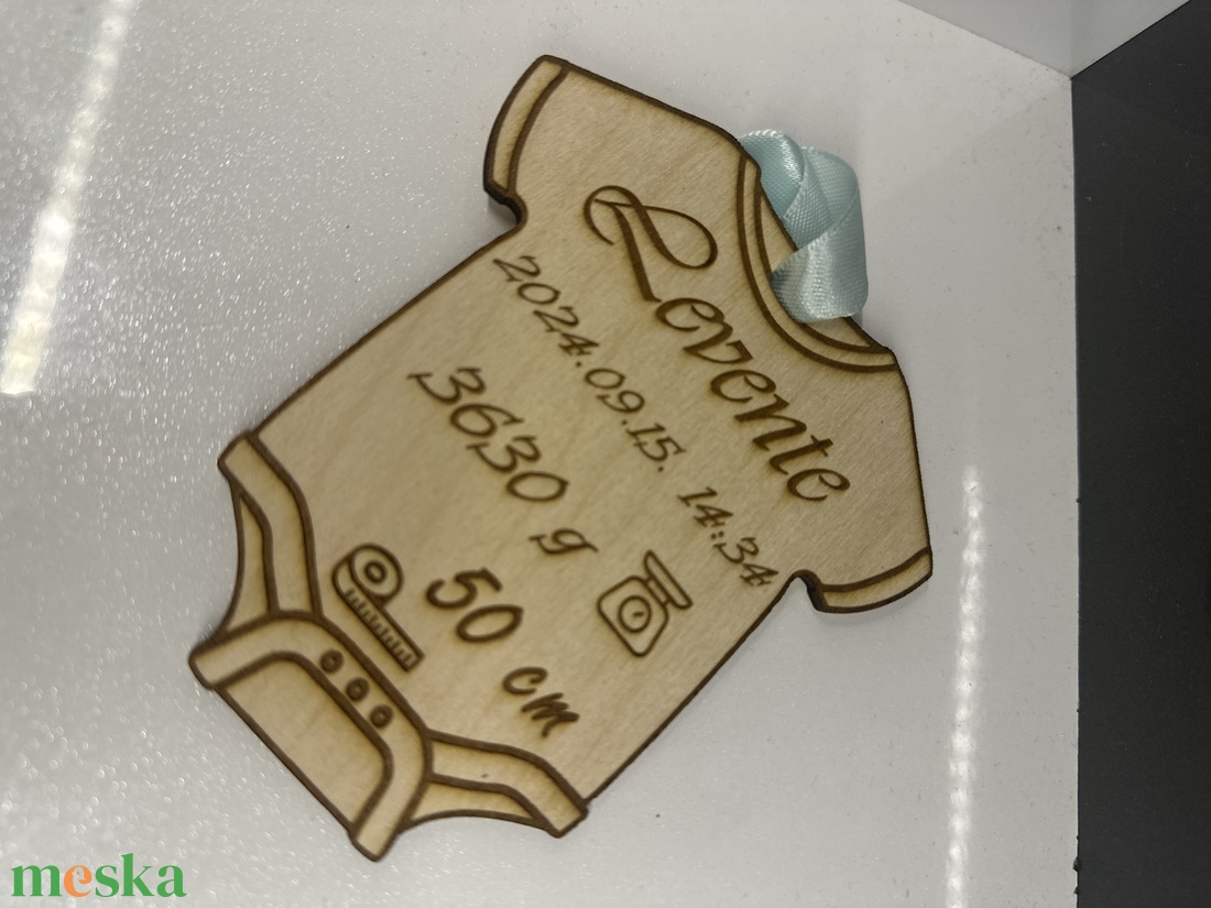 Emlékőrző body-ra ,- fából , születési emlékdísz - kellékek & szerszámok - dekorációs kellékek - egyéb kellékek - Meska.hu
