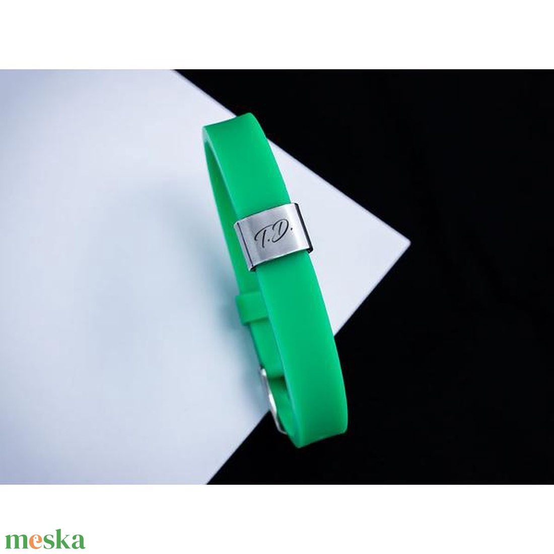 Monogram egyedi medálos MoMents zöld színű szilikon karkötő - ékszer - karkötő - karkötő medállal - Meska.hu