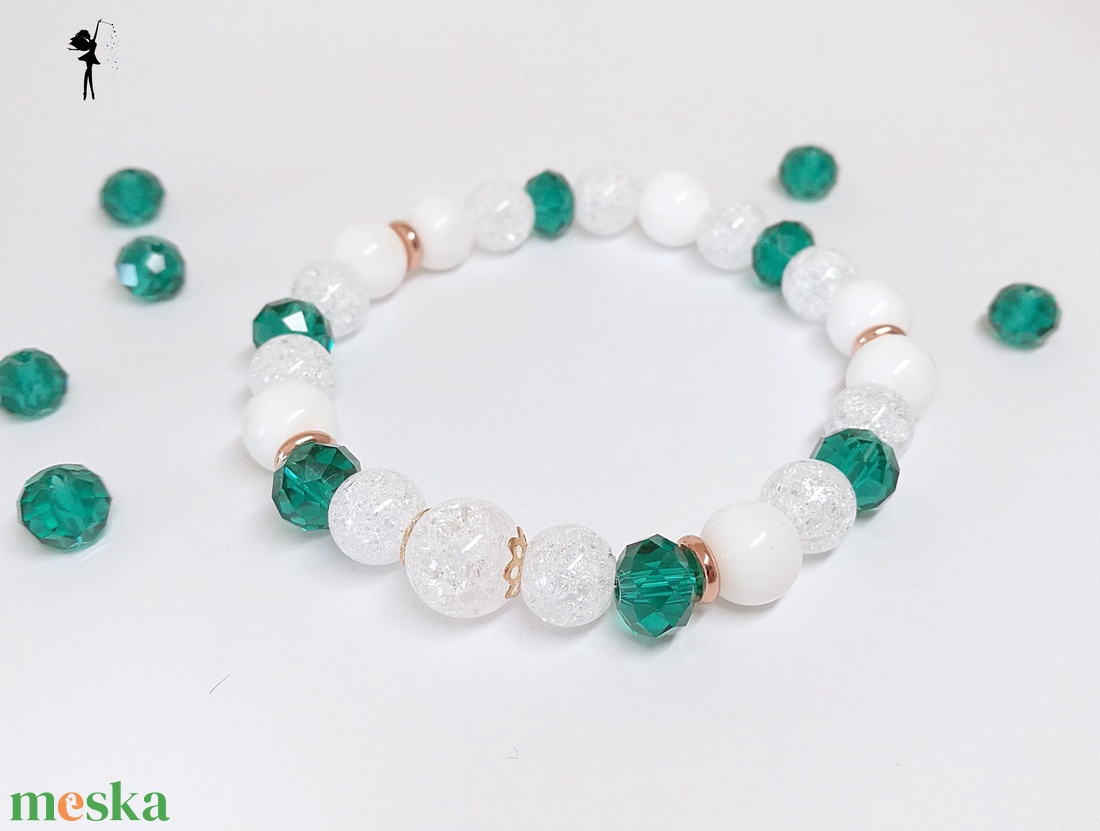 Csendes éj zöldben ásványkarkötő fehér kagylógyöngyből, roppantott hegyikristályból, zöld csiszolt fánk gyöngyből - ékszer - karkötő - gyöngyös karkötő - Meska.hu