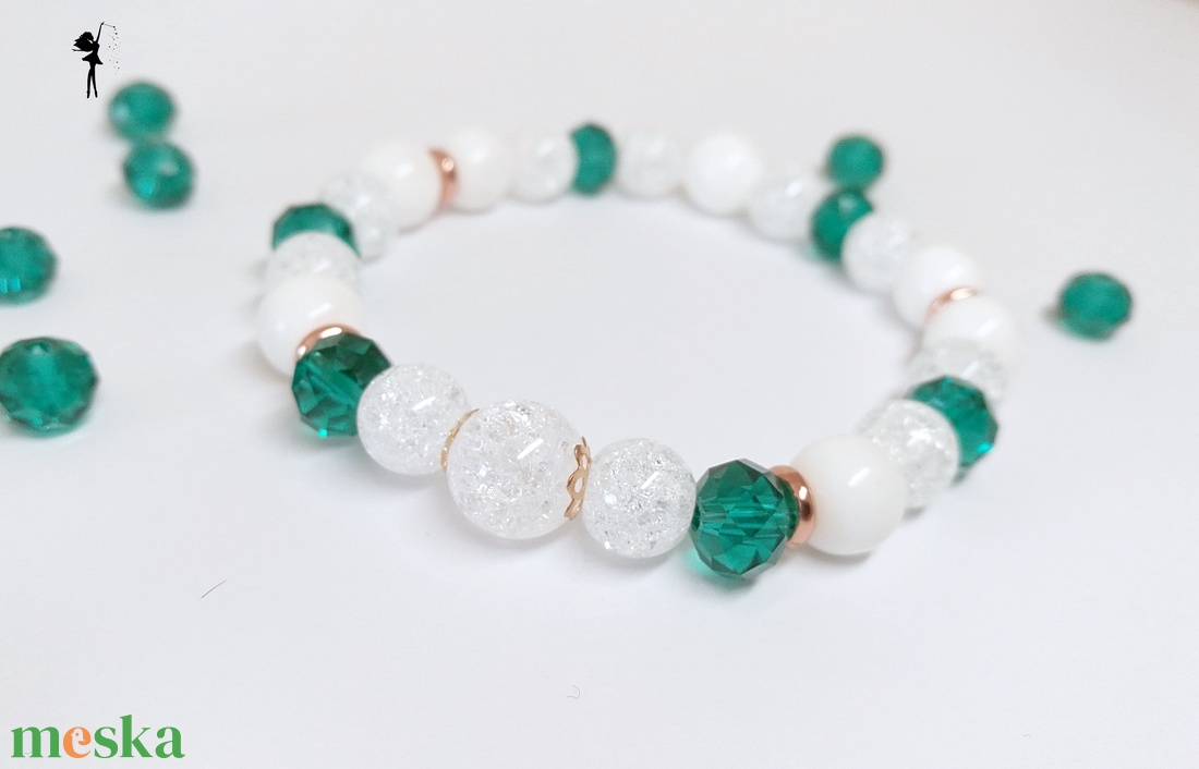 Csendes éj zöldben ásványkarkötő fehér kagylógyöngyből, roppantott hegyikristályból, zöld csiszolt fánk gyöngyből - ékszer - karkötő - gyöngyös karkötő - Meska.hu