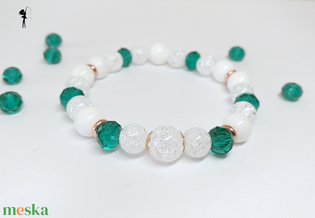 Csendes éj zöldben ásványkarkötő fehér kagylógyöngyből, roppantott hegyikristályból, zöld csiszolt fánk gyöngyből - ékszer - karkötő - gyöngyös karkötő - Meska.hu