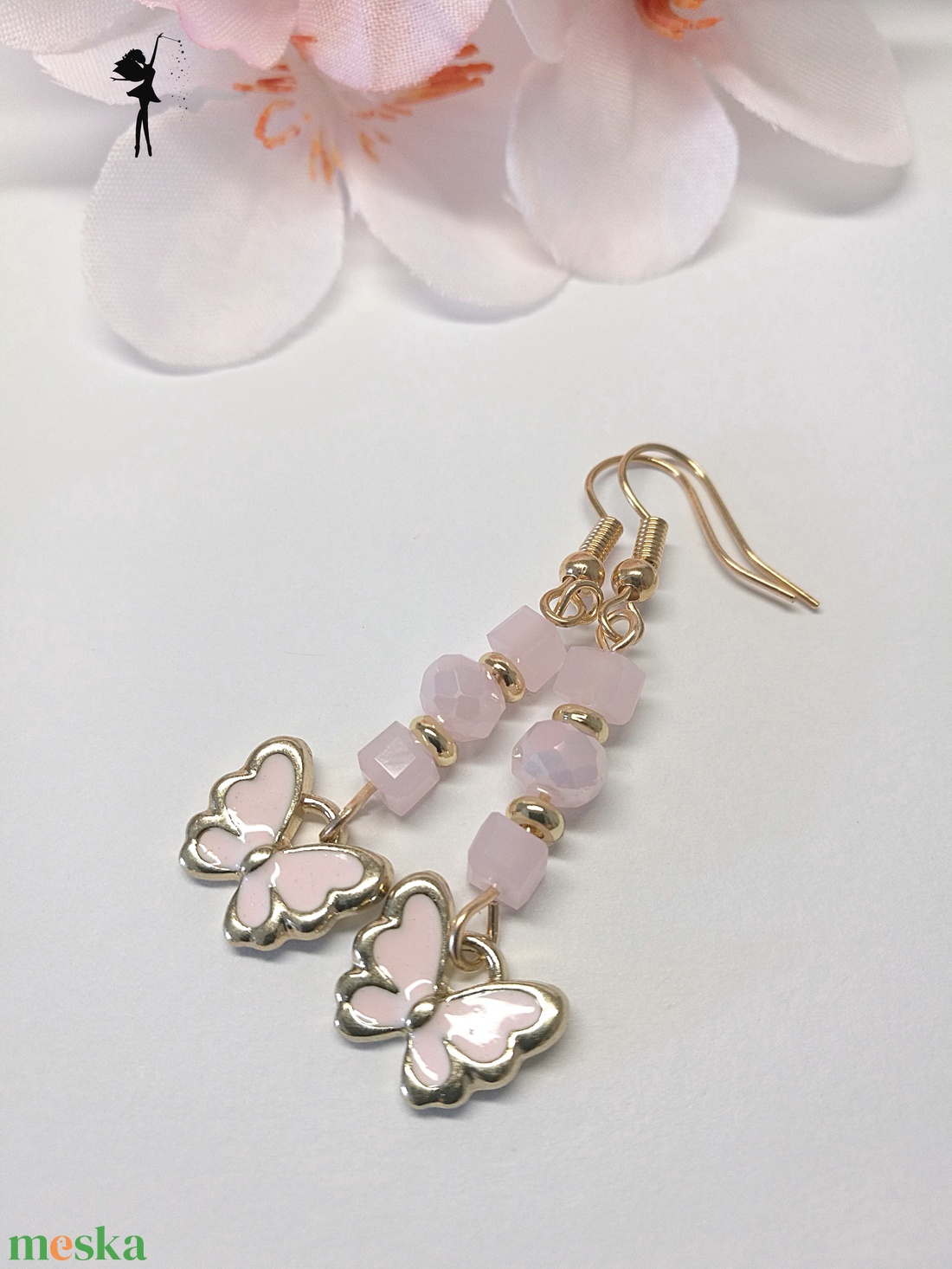 Rózsaszín pillangós fülbevaló csiszolt üveggyöngyökből, arany színű köztesekkel - ékszer - fülbevaló - lógó fülbevaló - Meska.hu
