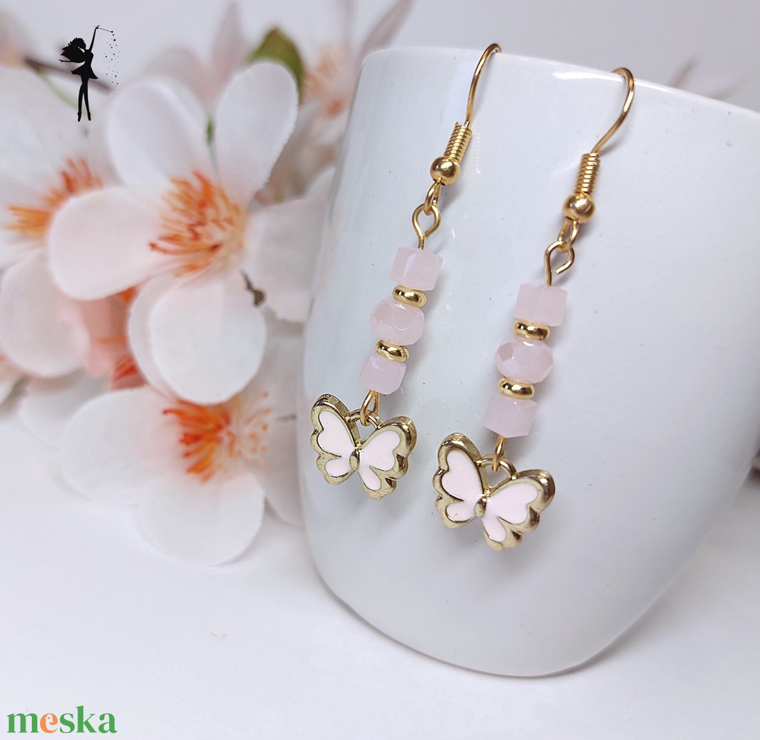 Rózsaszín pillangós fülbevaló csiszolt üveggyöngyökből, arany színű köztesekkel - ékszer - fülbevaló - lógó fülbevaló - Meska.hu