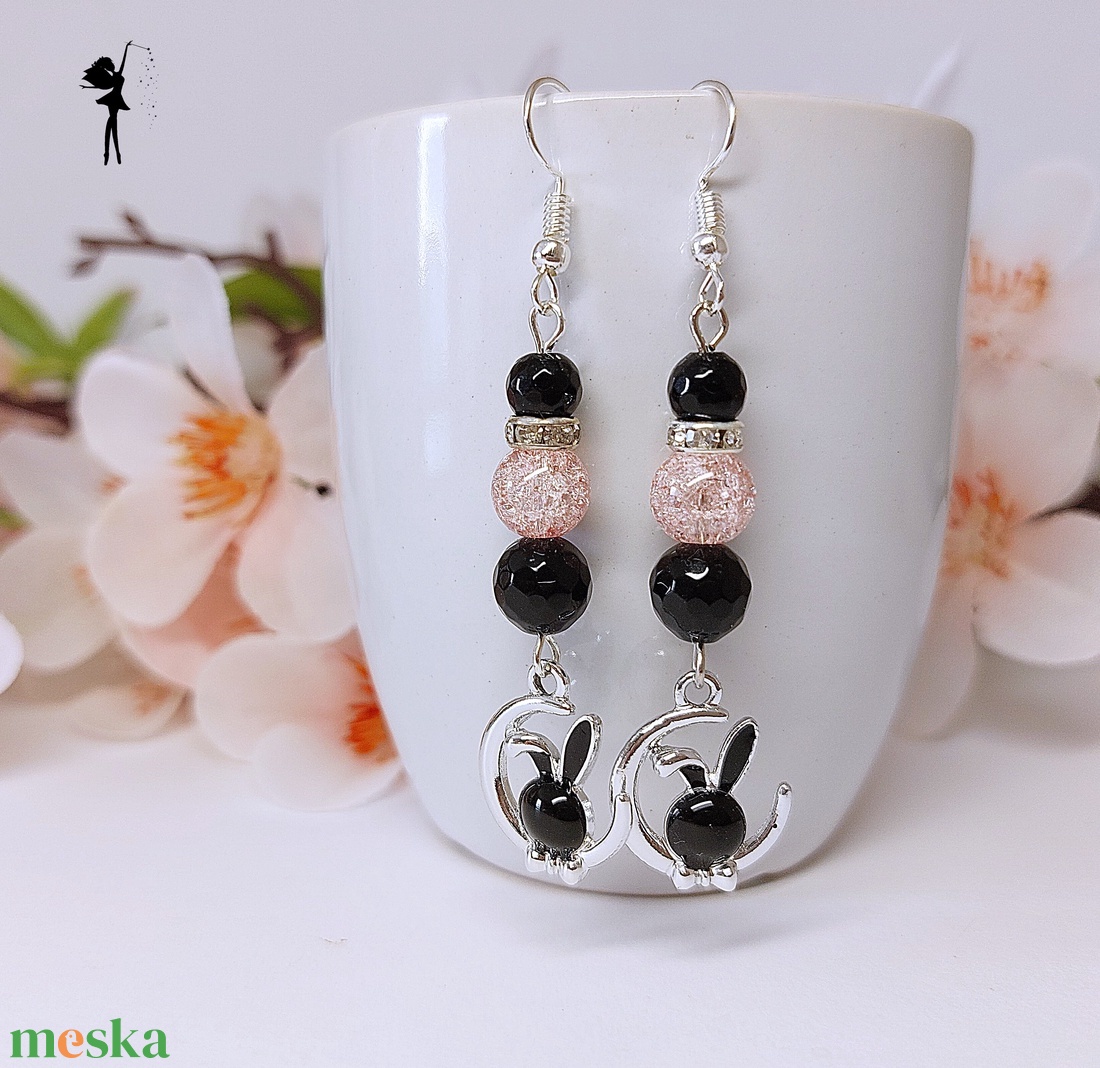 Fekete nyuszi tűzzománc medálos fülbevaló achátból, roppantott üveggyöngyből, strasszokkal - ékszer - fülbevaló - lógó fülbevaló - Meska.hu