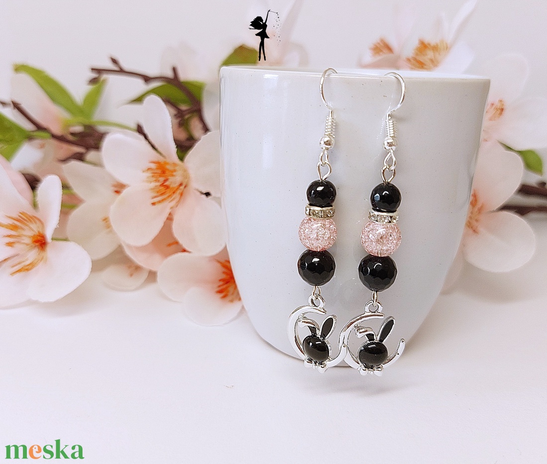 Fekete nyuszi tűzzománc medálos fülbevaló achátból, roppantott üveggyöngyből, strasszokkal - ékszer - fülbevaló - lógó fülbevaló - Meska.hu