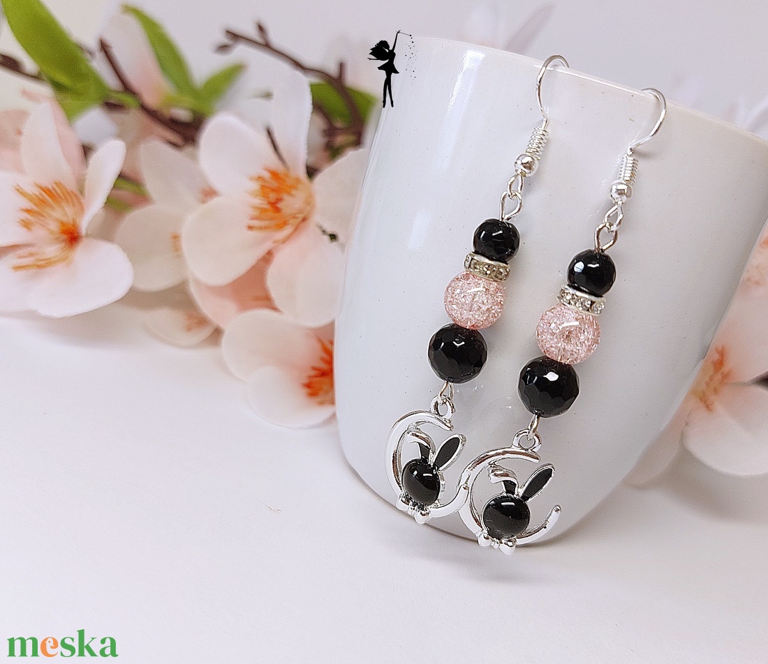 Fekete nyuszi tűzzománc medálos fülbevaló achátból, roppantott üveggyöngyből, strasszokkal - ékszer - fülbevaló - lógó fülbevaló - Meska.hu
