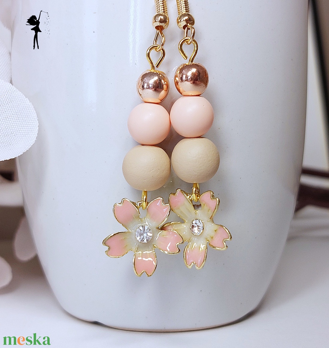 Púder színű fülbevaló üveggyöngyökből, rózsaarany hematittal és tűzzománc virág medállal - ékszer - fülbevaló - lógó fülbevaló - Meska.hu