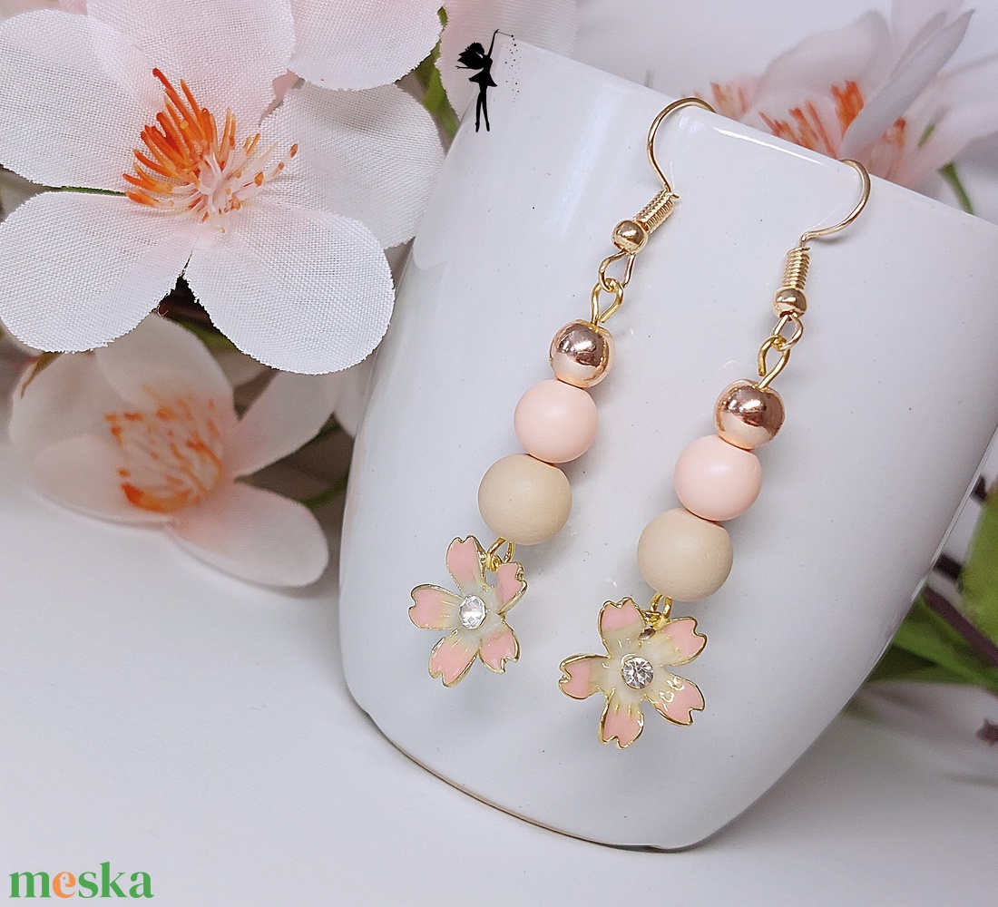 Púder színű fülbevaló üveggyöngyökből, rózsaarany hematittal és tűzzománc virág medállal - ékszer - fülbevaló - lógó fülbevaló - Meska.hu