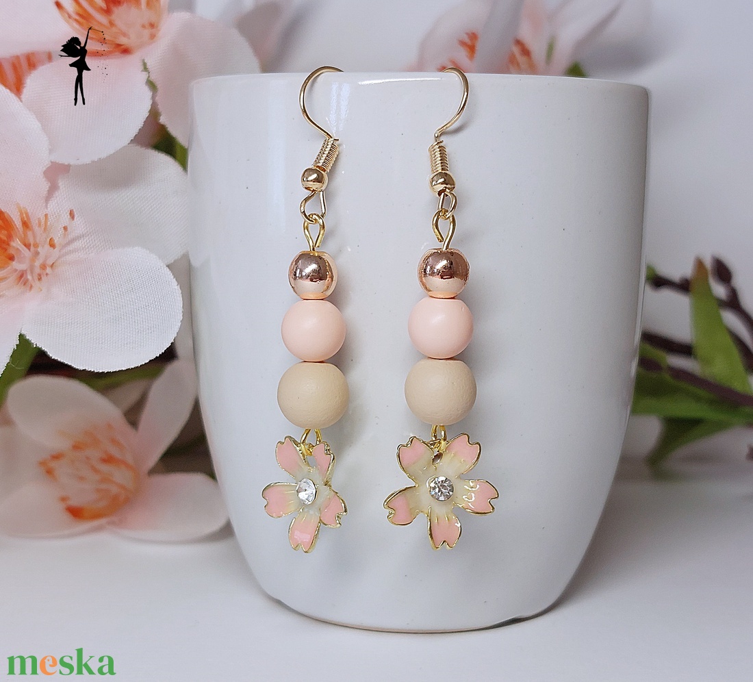 Púder színű fülbevaló üveggyöngyökből, rózsaarany hematittal és tűzzománc virág medállal - ékszer - fülbevaló - lógó fülbevaló - Meska.hu