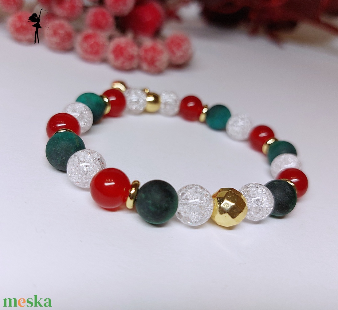 Rénszarvas medálos ásványkarkötő ünnepi köntösben - ékszer - karkötő - karkötő medállal - Meska.hu