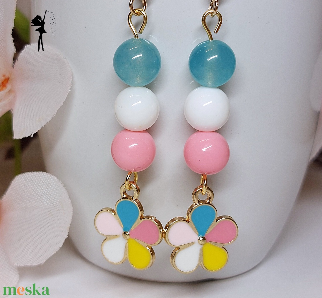 Tarka virág medálos, vidám tavaszi fülbevaló, fém virág medállal - ékszer - fülbevaló - lógó fülbevaló - Meska.hu