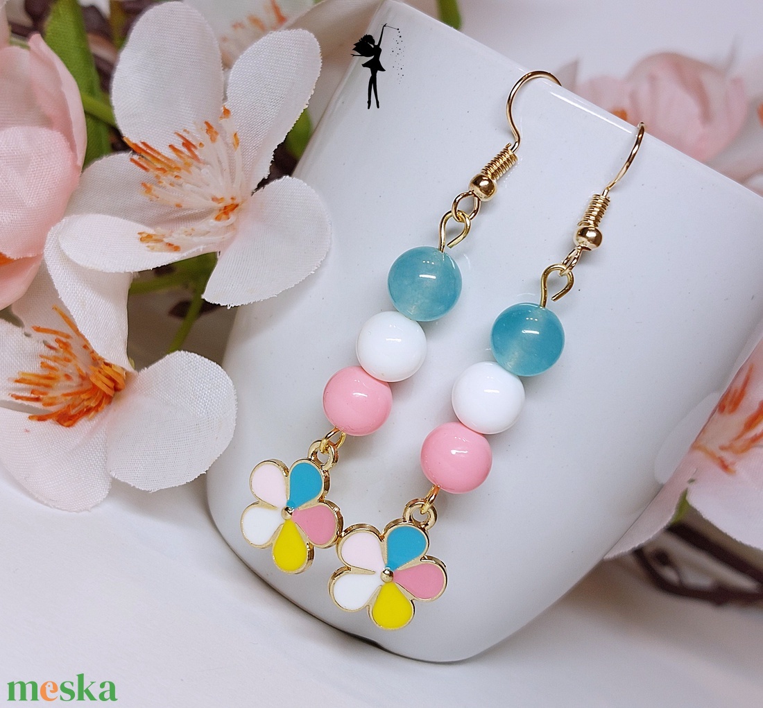Tarka virág medálos, vidám tavaszi fülbevaló, fém virág medállal - ékszer - fülbevaló - lógó fülbevaló - Meska.hu