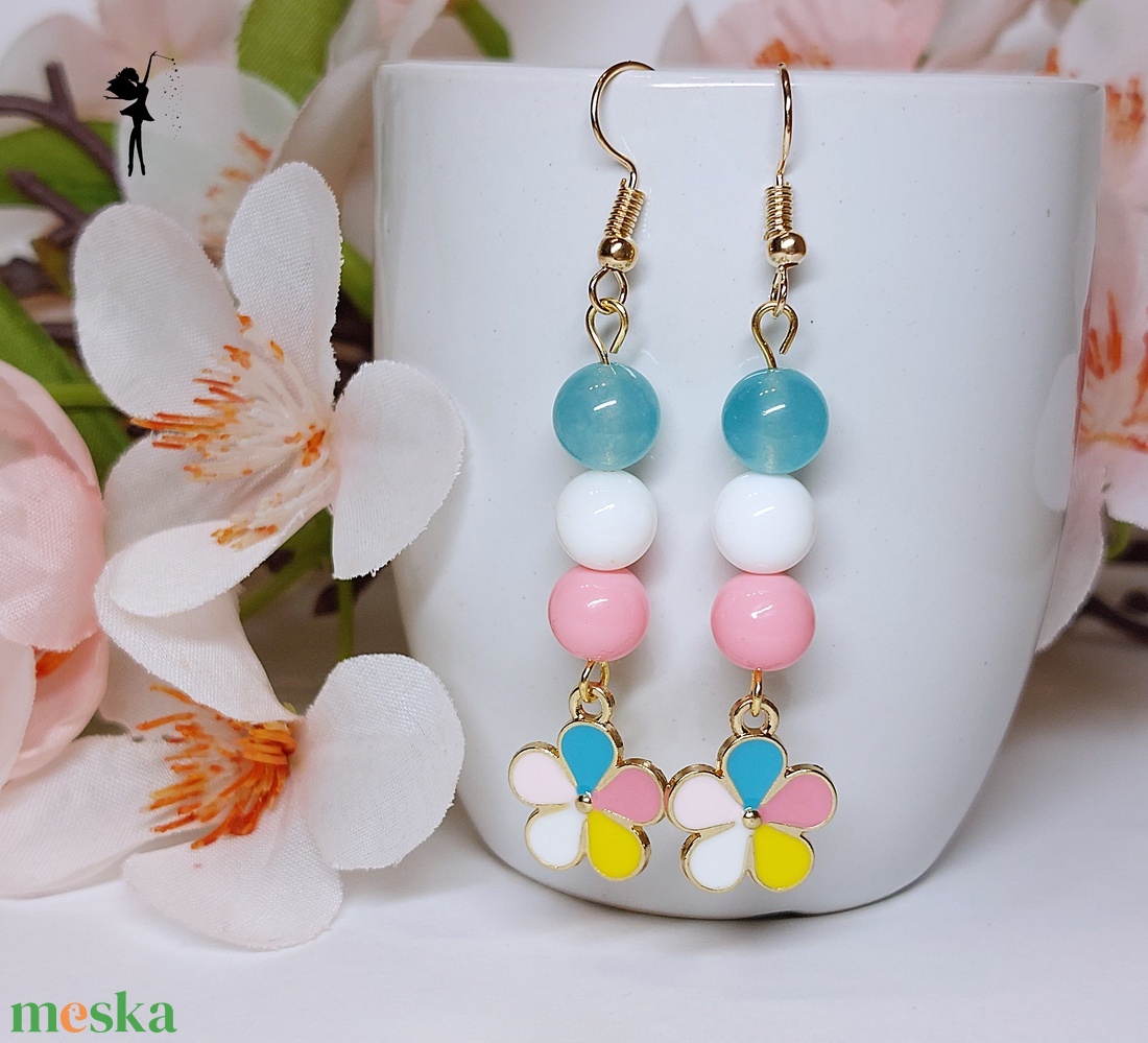 Tarka virág medálos, vidám tavaszi fülbevaló, fém virág medállal - ékszer - fülbevaló - lógó fülbevaló - Meska.hu