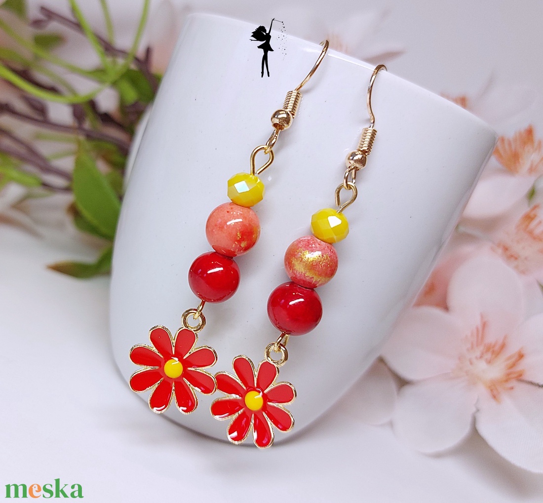 Piros margaréta virág medálos tavaszváró fülbevaló - ékszer - fülbevaló - lógó fülbevaló - Meska.hu