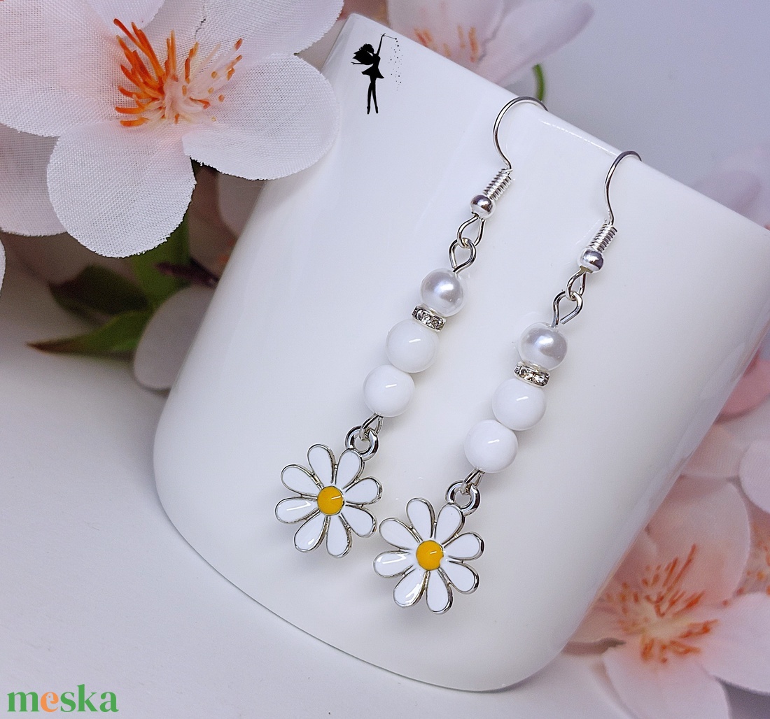 Fehér margaréta virág medálos tavaszváró fülbevaló - ékszer - fülbevaló - lógó fülbevaló - Meska.hu