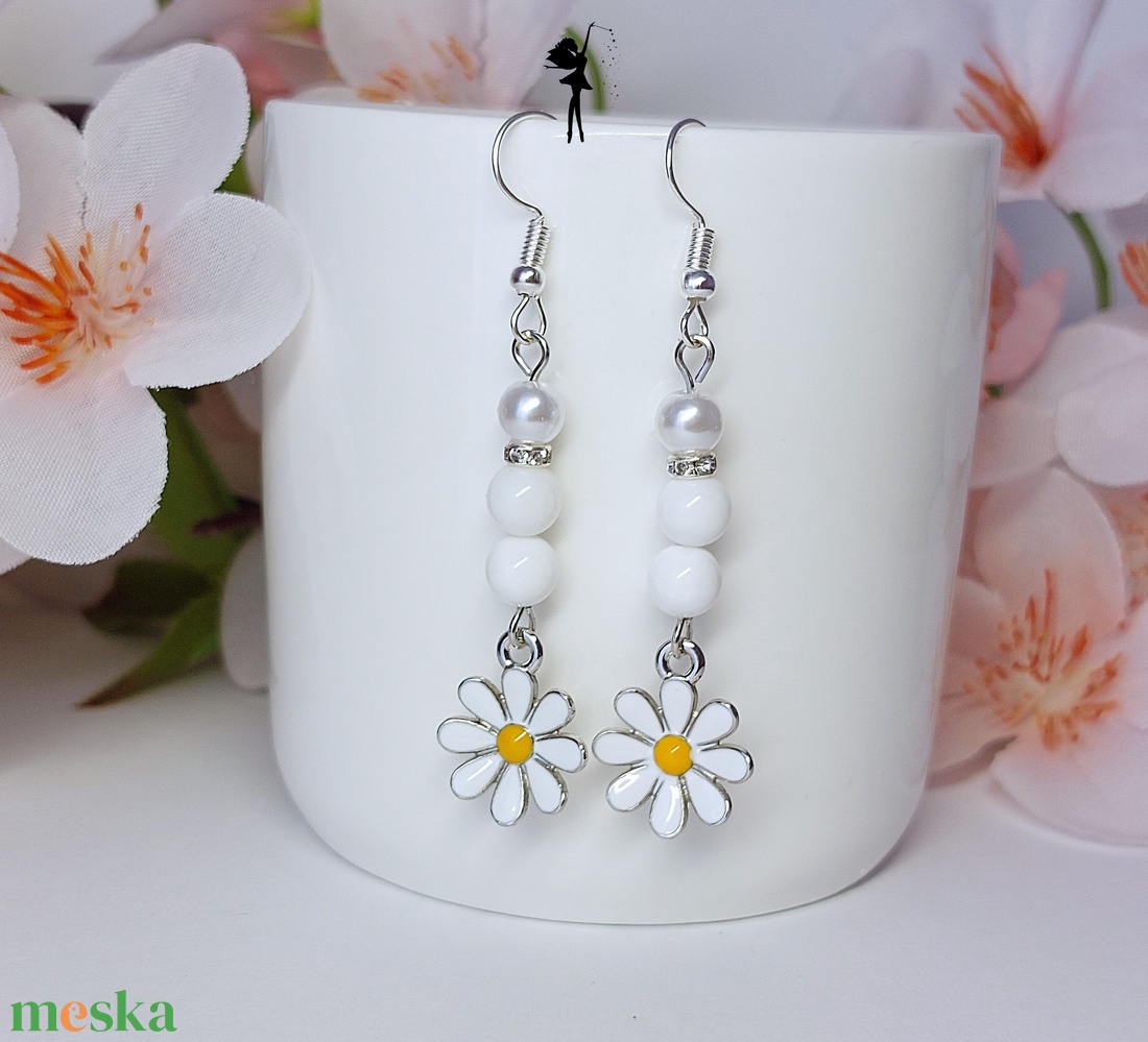 Fehér margaréta virág medálos tavaszváró fülbevaló - ékszer - fülbevaló - lógó fülbevaló - Meska.hu