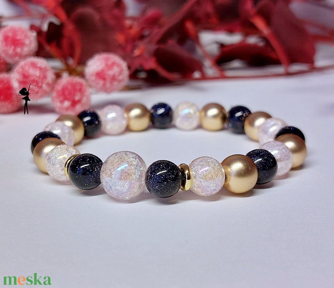 Ünnepi téli karkötő roppantott aurakvarcokból, csillogó kék homokkőből, arany hematittal - ékszer - karkötő - gyöngyös karkötő - Meska.hu