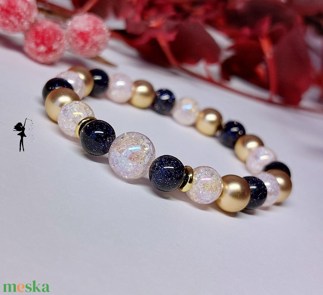 Ünnepi téli karkötő roppantott aurakvarcokból, csillogó kék homokkőből, arany hematittal - ékszer - karkötő - gyöngyös karkötő - Meska.hu