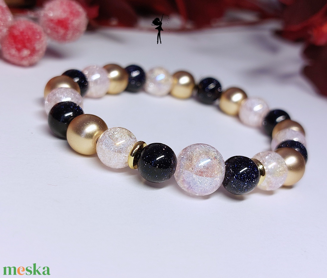 Ünnepi téli karkötő roppantott aurakvarcokból, csillogó kék homokkőből, arany hematittal - ékszer - karkötő - gyöngyös karkötő - Meska.hu