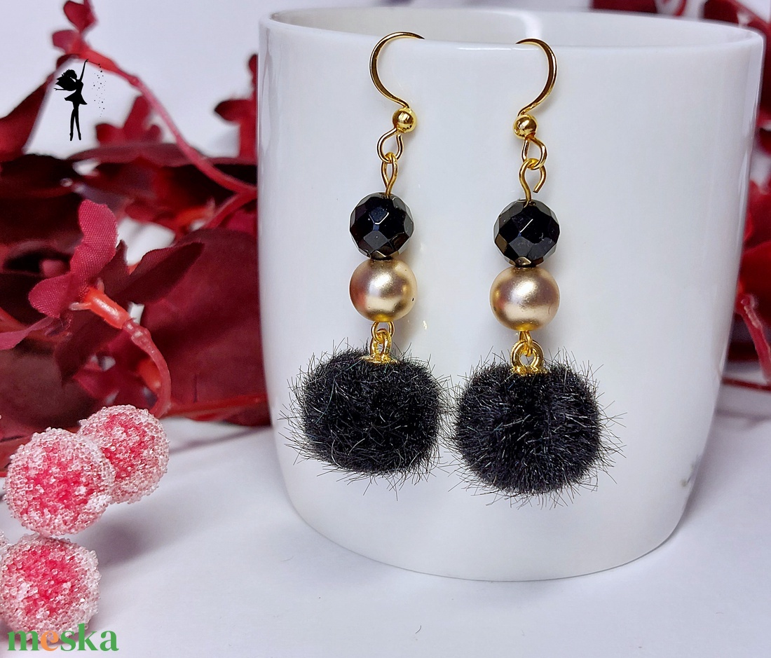 Fekete színü pomponos alkalmi ásvány fülbevaló matt arany hematittal, csiszolt acháttal - ékszer - fülbevaló - lógó fülbevaló - Meska.hu