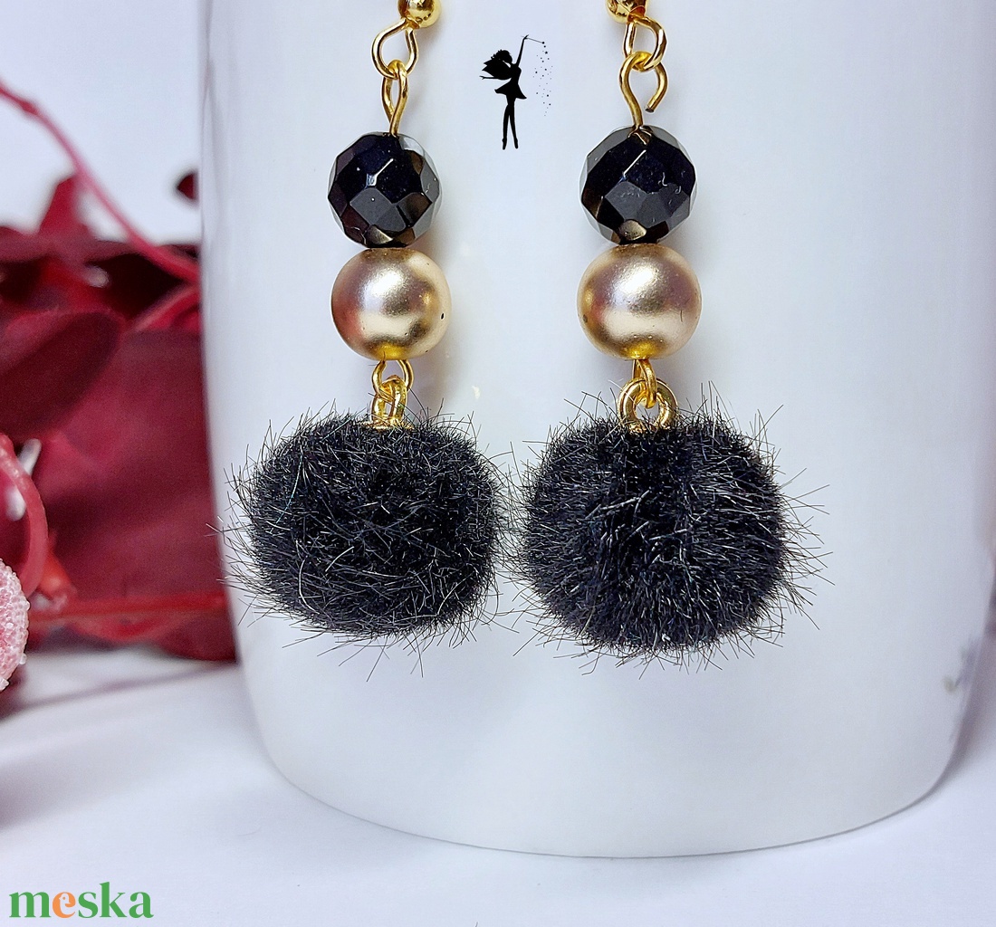 Fekete színü pomponos alkalmi ásvány fülbevaló matt arany hematittal, csiszolt acháttal - ékszer - fülbevaló - lógó fülbevaló - Meska.hu