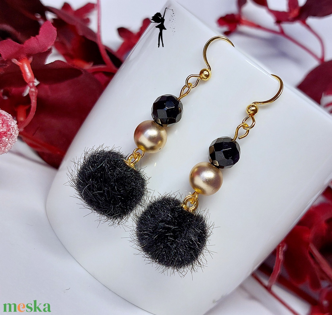 Fekete színü pomponos alkalmi ásvány fülbevaló matt arany hematittal, csiszolt acháttal - ékszer - fülbevaló - lógó fülbevaló - Meska.hu