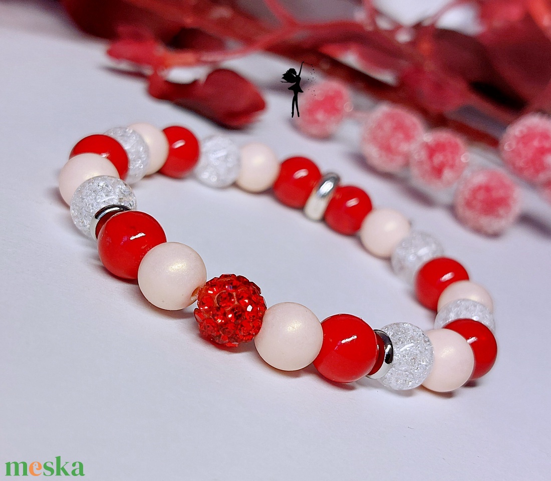 Cukorpálca alkalmi ásványkarkötő piros és fémgőzölt jádéból, roppantott hegyikristállyal, rózsaszín akril gyönggyel - ékszer - karkötő - gyöngyös karkötő - Meska.hu