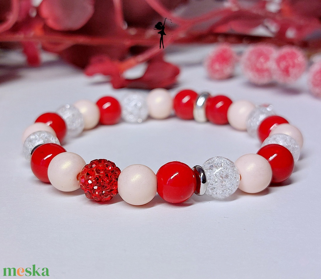 Cukorpálca alkalmi ásványkarkötő piros és fémgőzölt jádéból, roppantott hegyikristállyal, rózsaszín akril gyönggyel - ékszer - karkötő - gyöngyös karkötő - Meska.hu
