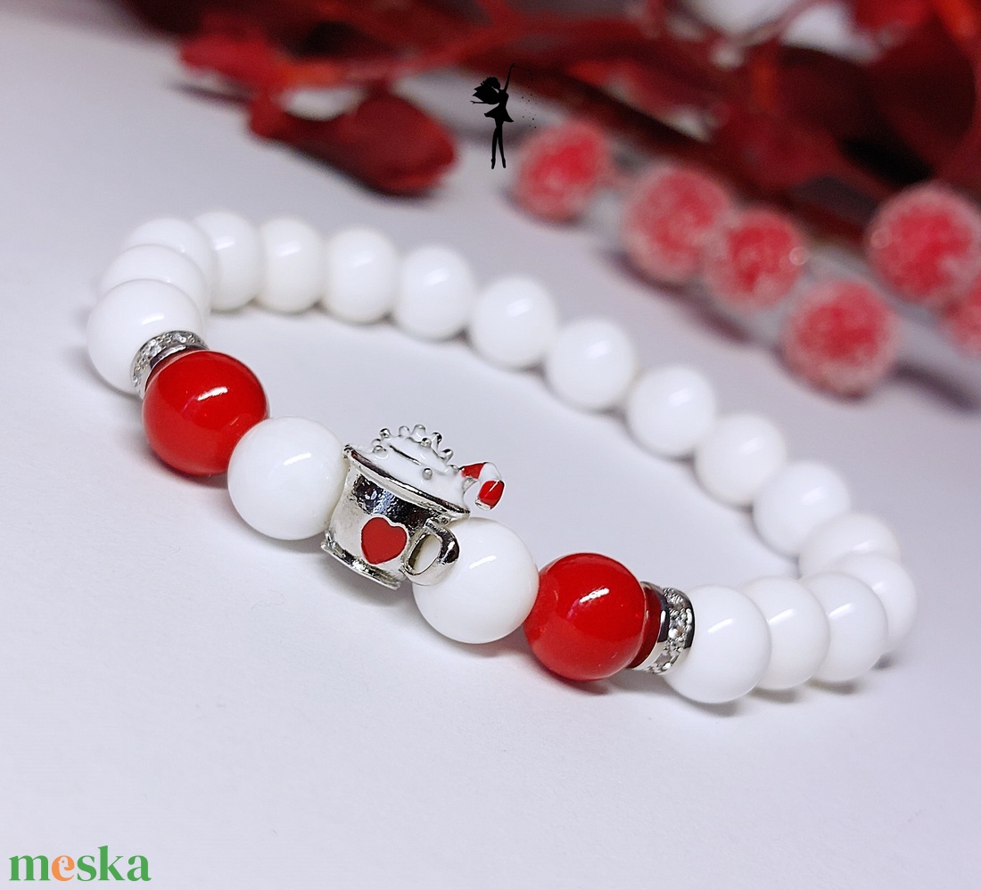 Habos kávé ünnepi, téli karkötő fehér kagylógyöngyből, piros jádéból, strasszos dísszel - ékszer - karkötő - gyöngyös karkötő - Meska.hu