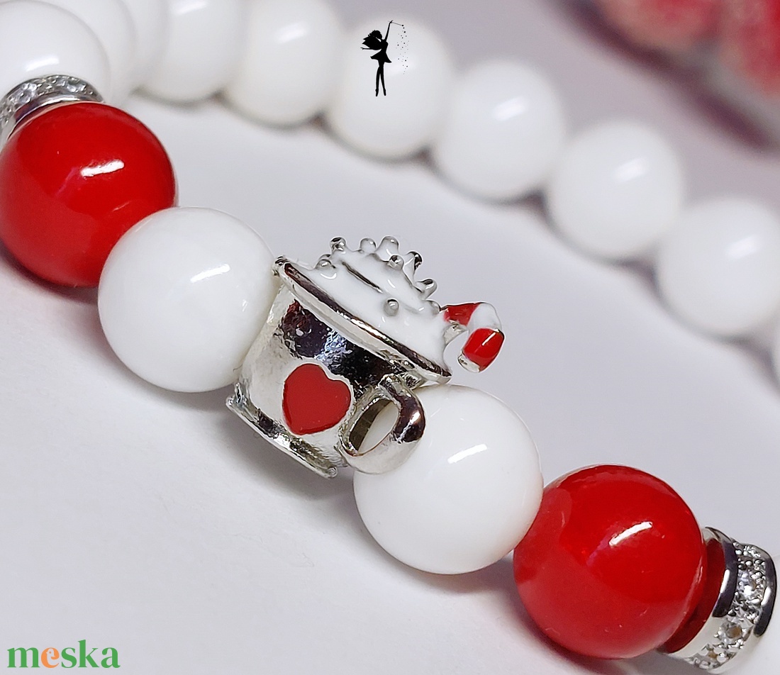 Habos kávé ünnepi, téli karkötő fehér kagylógyöngyből, piros jádéból, strasszos dísszel - ékszer - karkötő - gyöngyös karkötő - Meska.hu