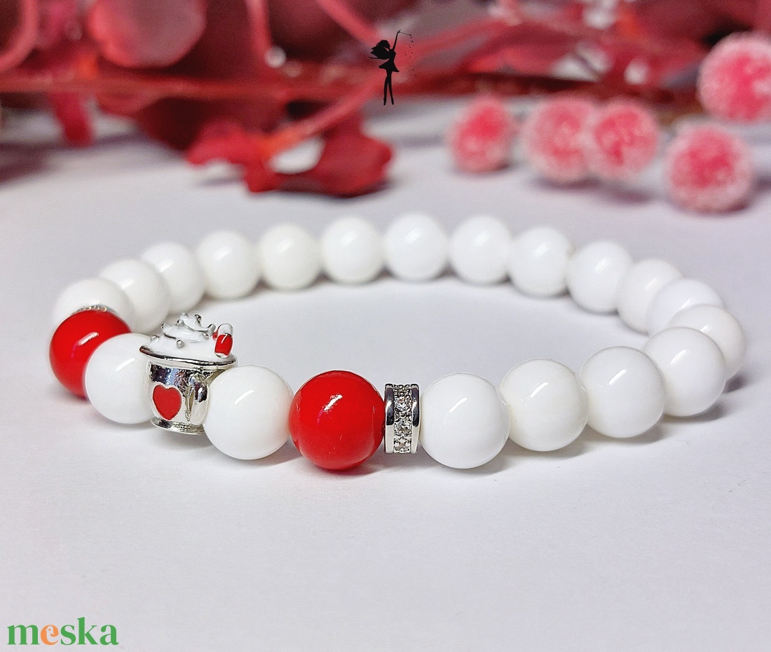 Habos kávé ünnepi, téli karkötő fehér kagylógyöngyből, piros jádéból, strasszos dísszel - ékszer - karkötő - gyöngyös karkötő - Meska.hu