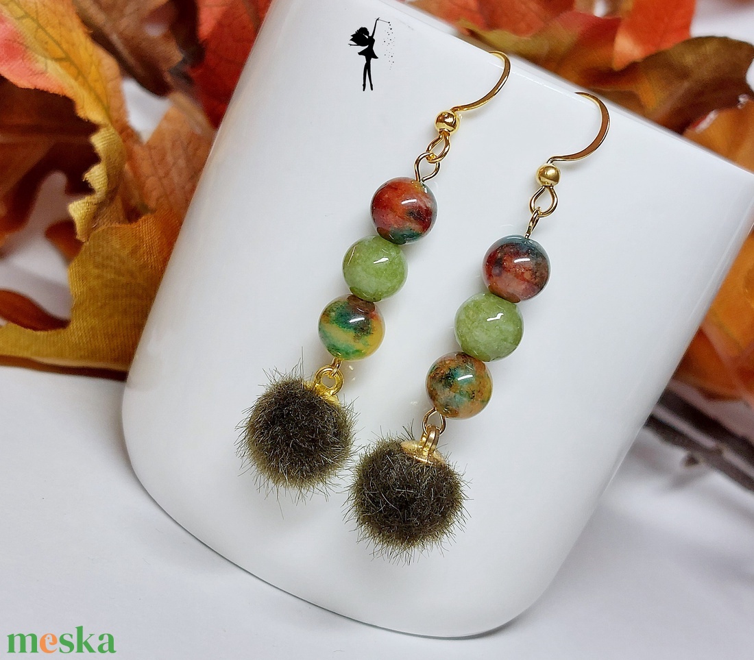 Khaki zöld szőrme pomponos fülbevaló jáspisokkal - ékszer - fülbevaló - lógó fülbevaló - Meska.hu