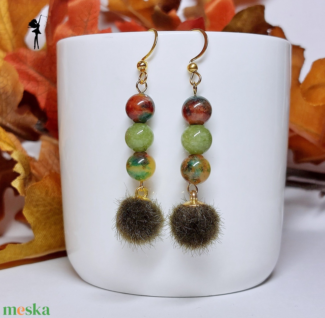 Khaki zöld szőrme pomponos fülbevaló jáspisokkal - ékszer - fülbevaló - lógó fülbevaló - Meska.hu