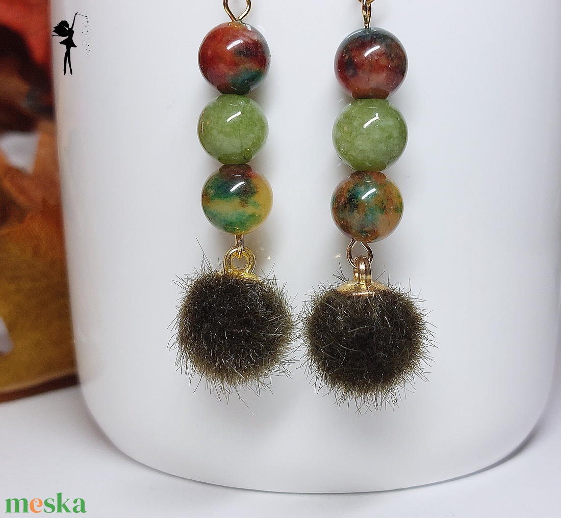 Khaki zöld szőrme pomponos fülbevaló jáspisokkal - ékszer - fülbevaló - lógó fülbevaló - Meska.hu