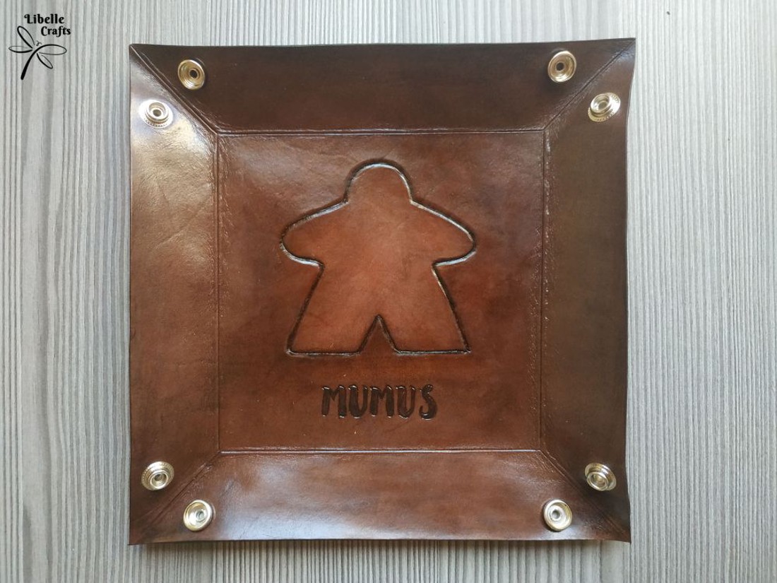 Meeple-s kockadobó tálca - játék & sport - táblajáték és kártyajáték - társasjátékok - dobókocka - Meska.hu