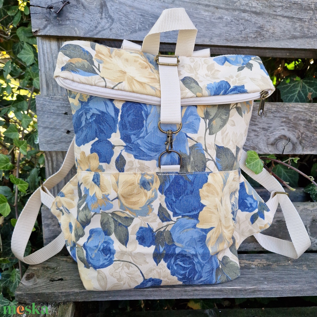 RE'A dizájn Blue Roses rolltop hátizsák  S méret - táska & tok - hátizsák - roll top hátizsák - Meska.hu