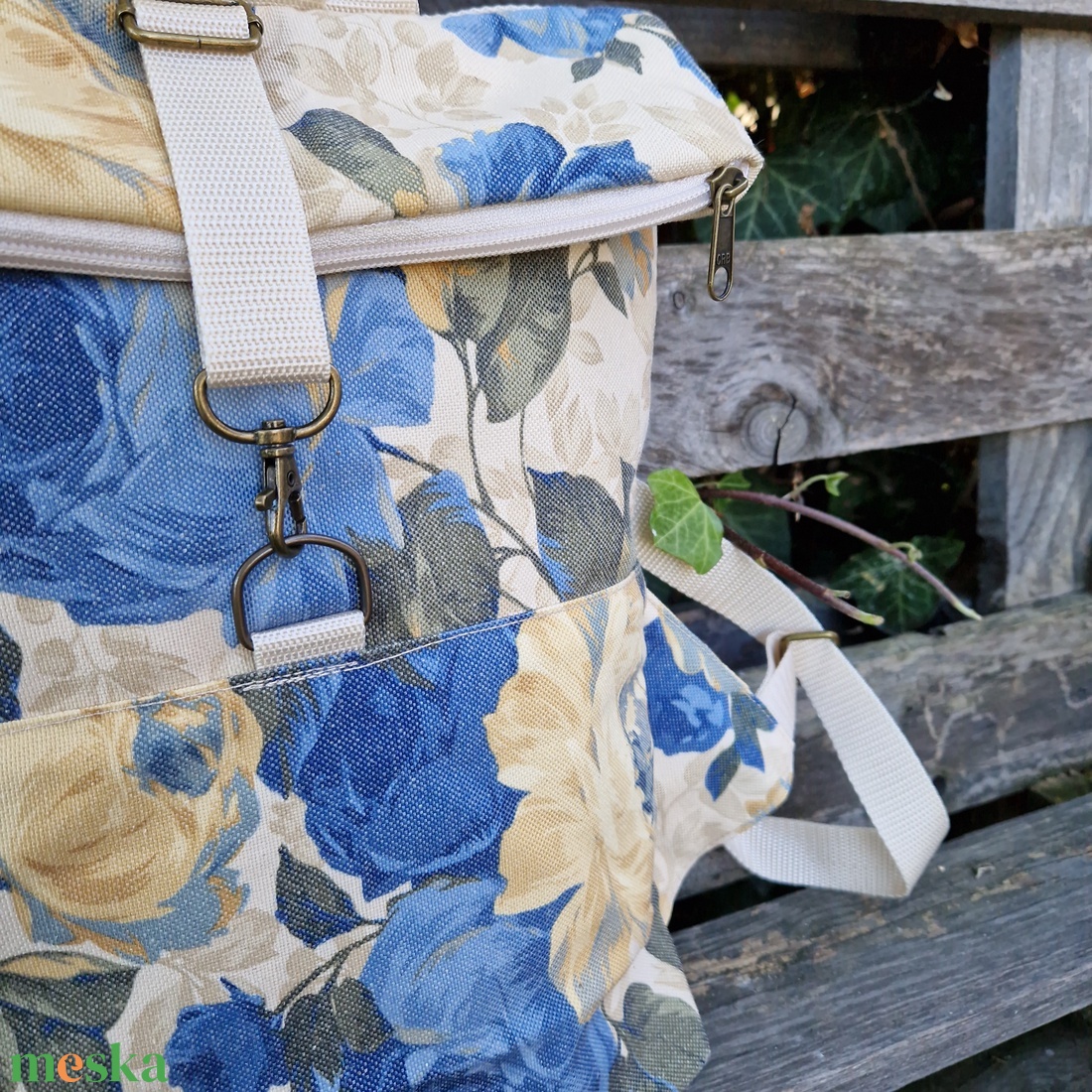 RE'A dizájn Blue Roses rolltop hátizsák  S méret - táska & tok - hátizsák - roll top hátizsák - Meska.hu