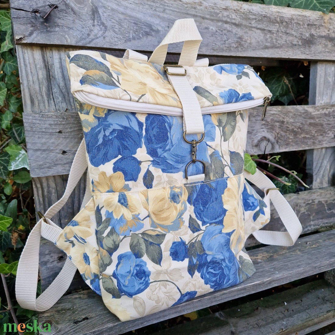 RE'A dizájn Blue Roses rolltop hátizsák  S méret - táska & tok - hátizsák - roll top hátizsák - Meska.hu