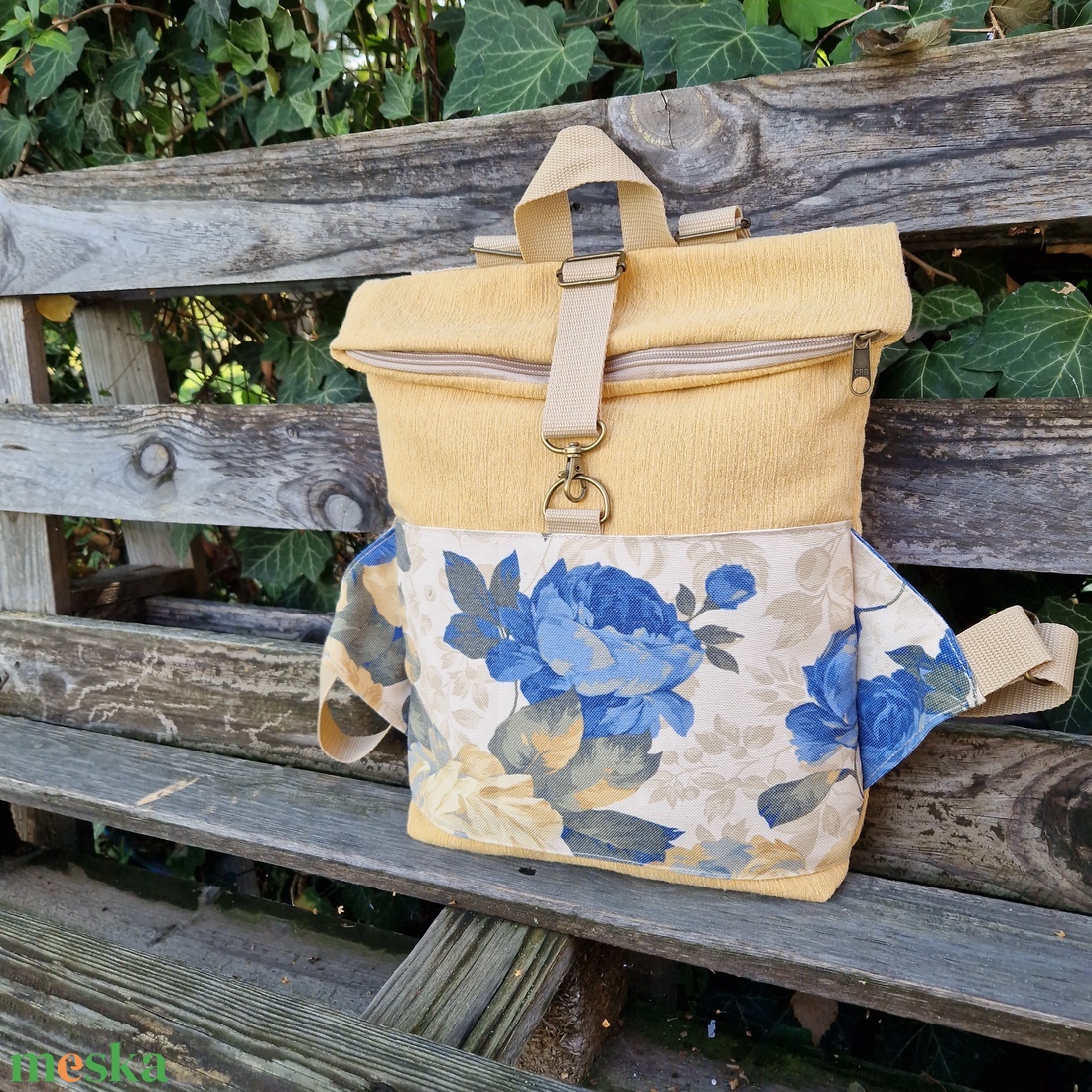 RE'A dizájn Light Blue Roses rolltop hátizsák  S méret - táska & tok - hátizsák - roll top hátizsák - Meska.hu