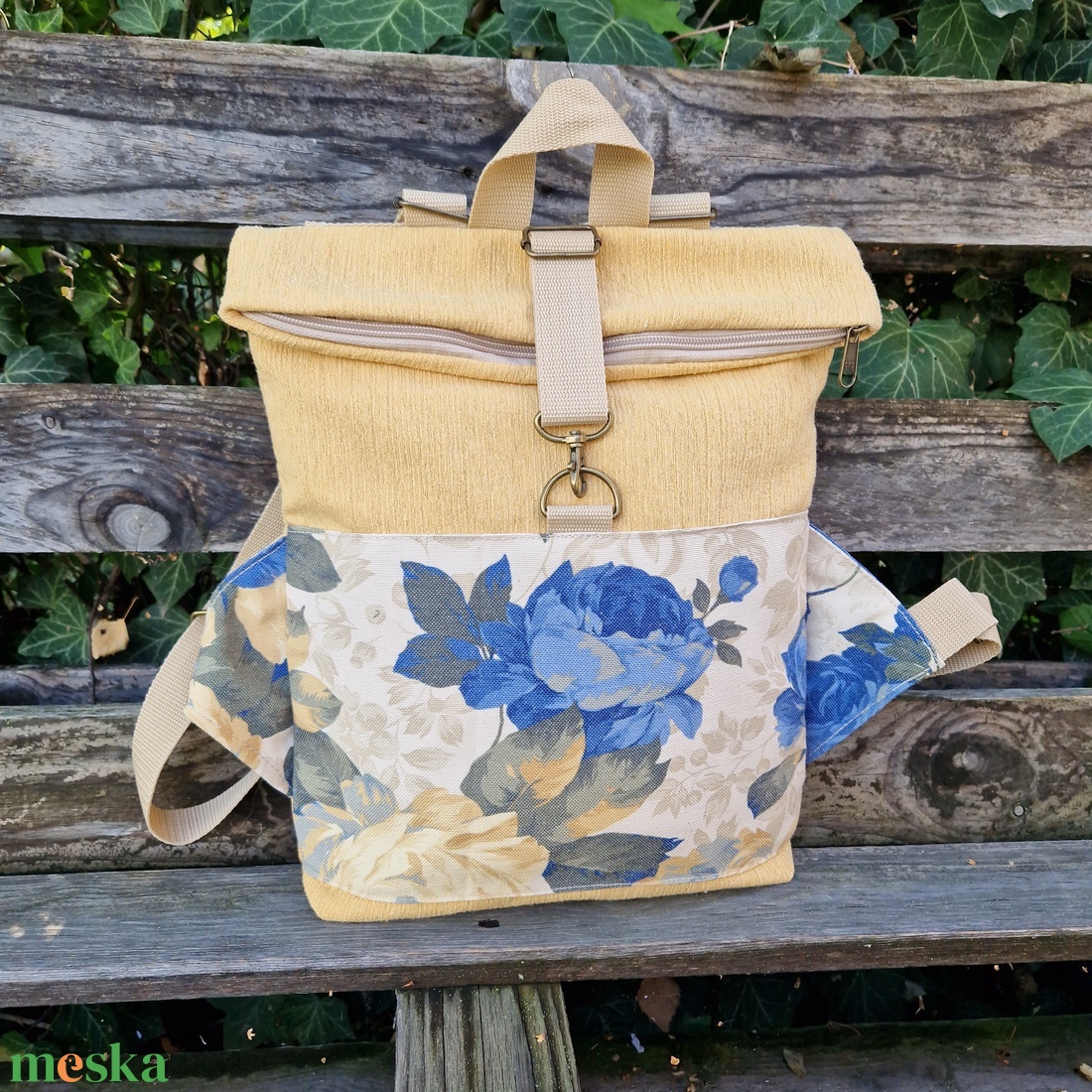 RE'A dizájn Light Blue Roses rolltop hátizsák  S méret - táska & tok - hátizsák - roll top hátizsák - Meska.hu