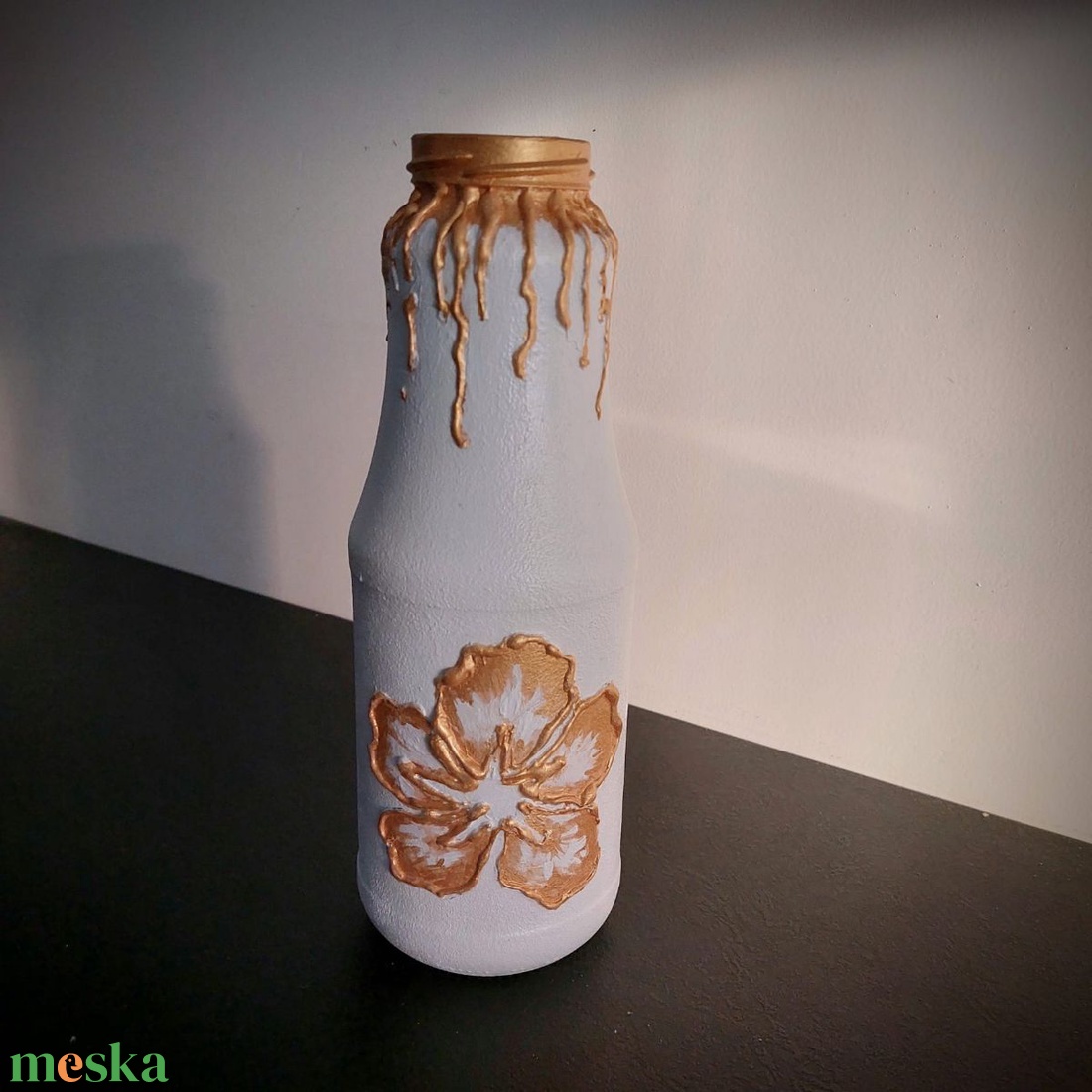 Fehér-arany színű váza - otthon & életmód - dekoráció - asztal és polc dekoráció - díszüveg - Meska.hu Fehér-arany színű váza - otthon & életmód - dekoráció - asztal és polc dekoráció - díszüveg - Meska.hu