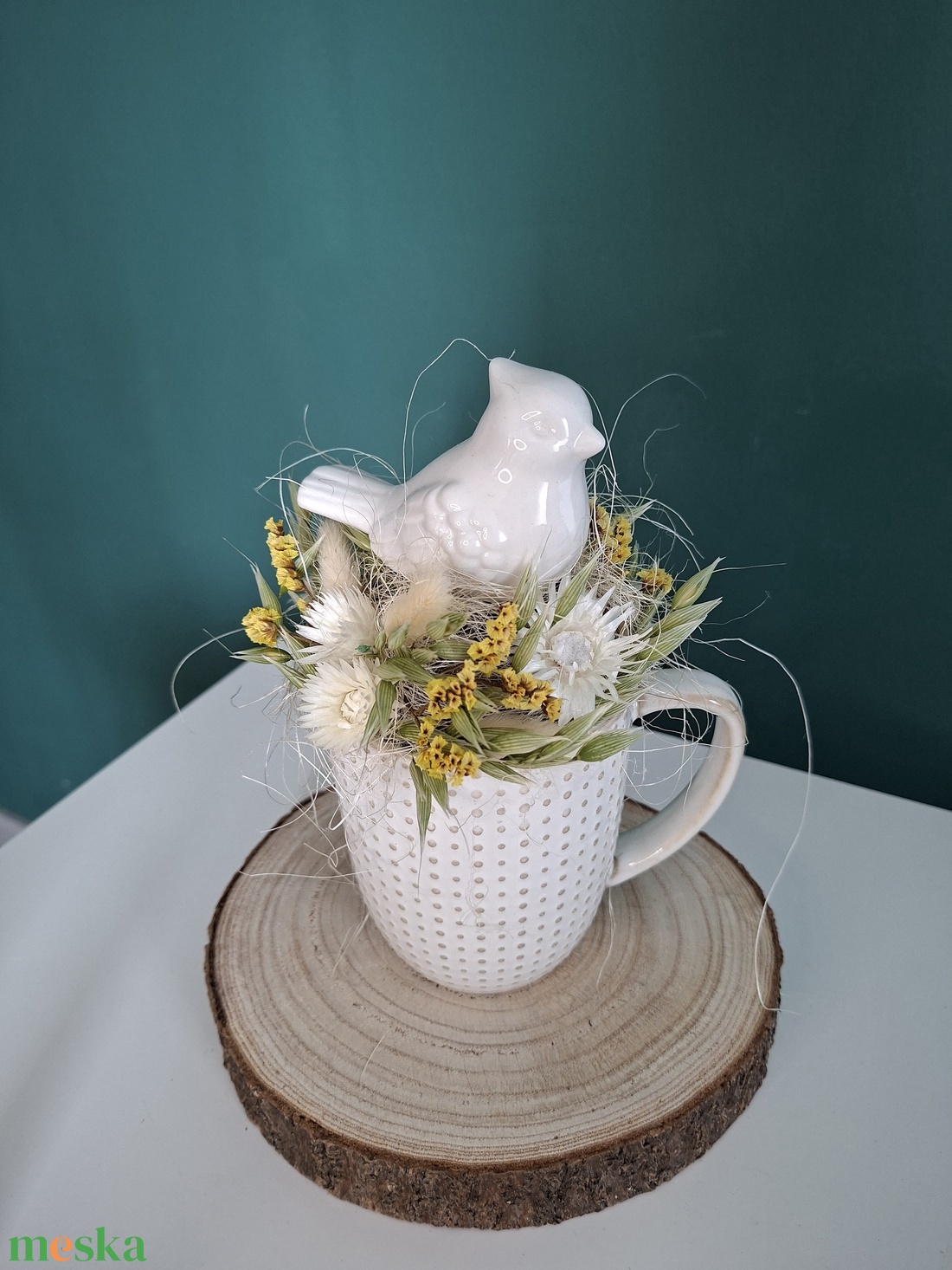 szárazvirágos asztaldísz madárkával bögrében - otthon & életmód - virágdekoráció - virágdíszek - asztali virágdísz - Meska.hu