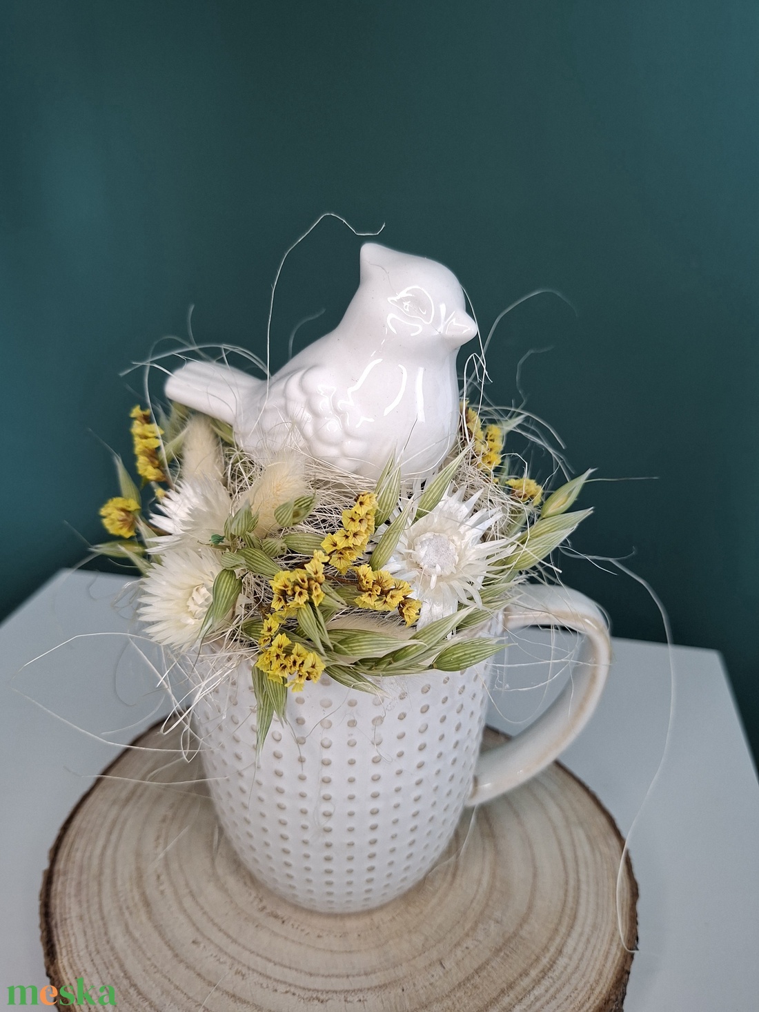 szárazvirágos asztaldísz madárkával bögrében - otthon & életmód - virágdekoráció - virágdíszek - asztali virágdísz - Meska.hu