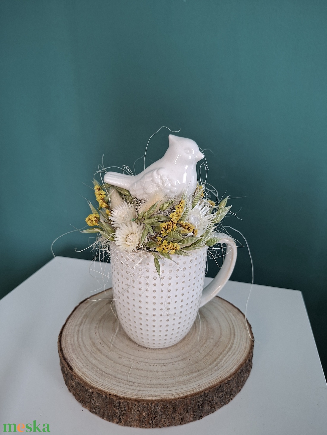 szárazvirágos asztaldísz madárkával bögrében - otthon & életmód - virágdekoráció - virágdíszek - asztali virágdísz - Meska.hu