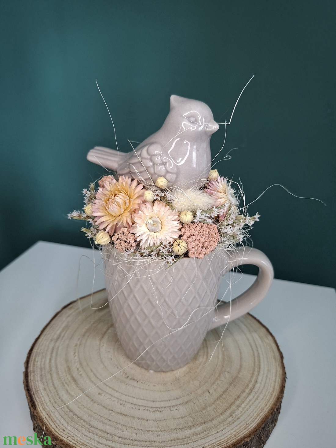 Bögrés szárazvirágos asztaldísz madárkával - otthon & életmód - virágdekoráció - virágdíszek - asztali virágdísz - Meska.hu