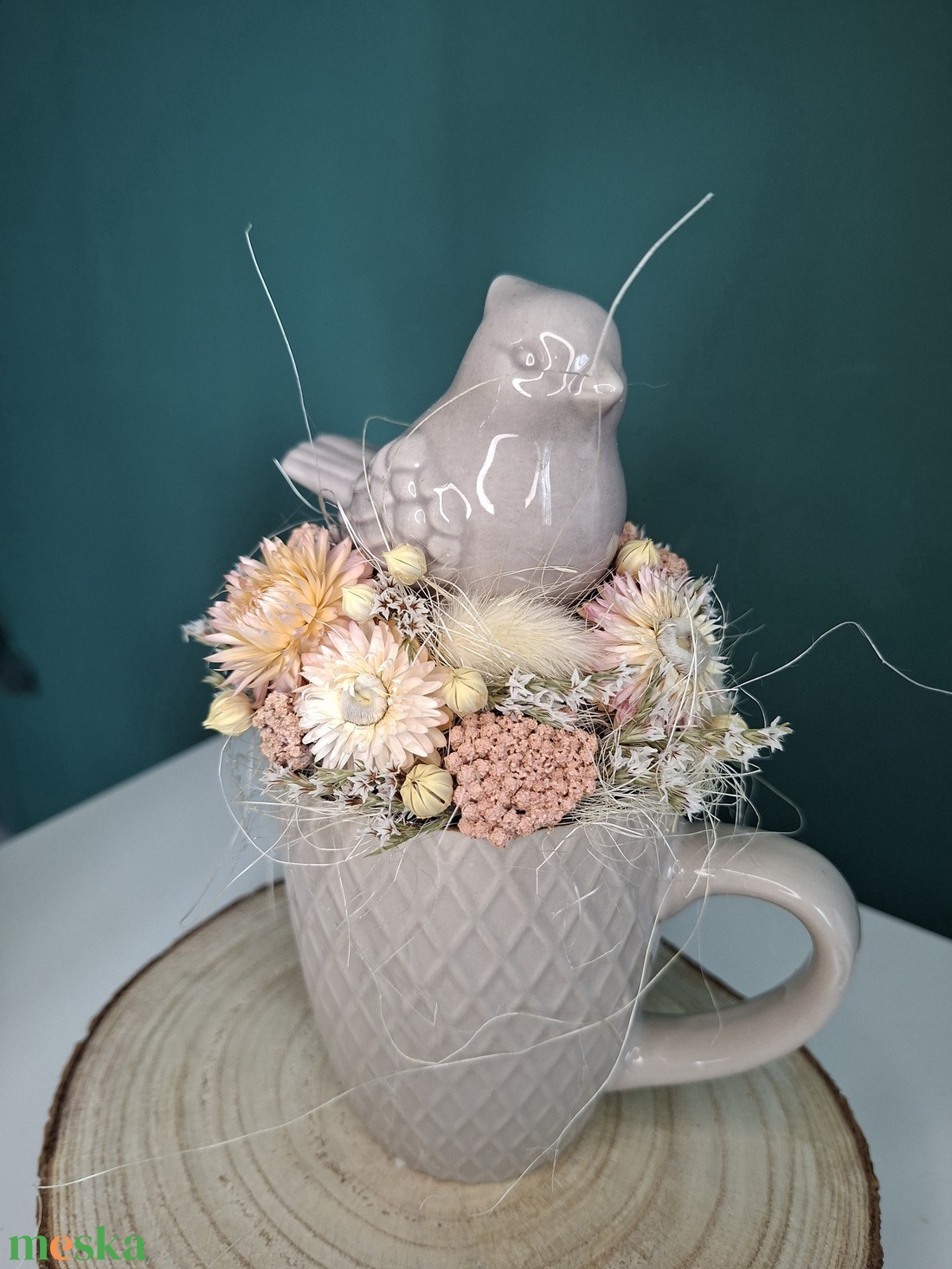 Bögrés szárazvirágos asztaldísz madárkával - otthon & életmód - virágdekoráció - virágdíszek - asztali virágdísz - Meska.hu