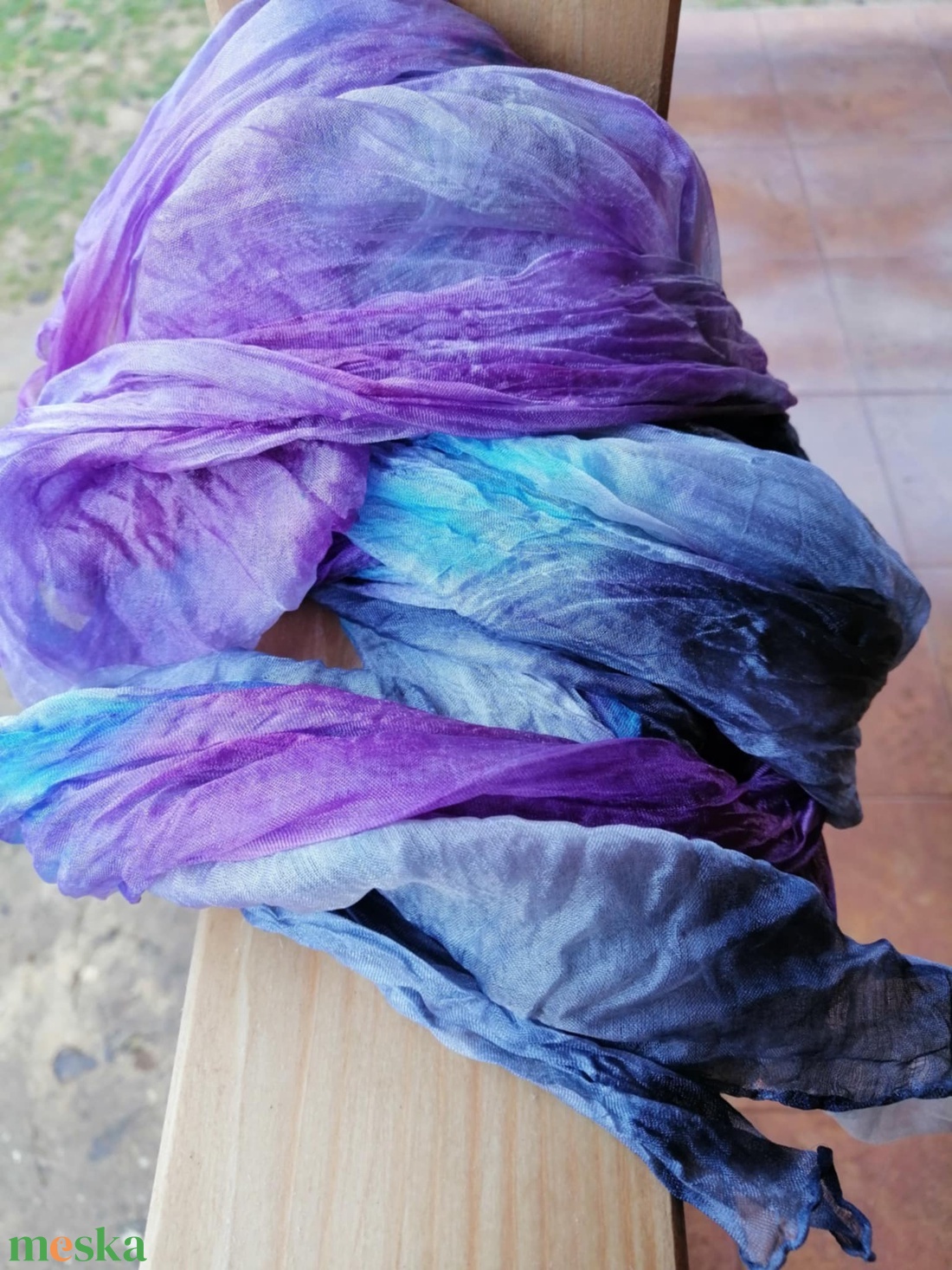 Gyűrt,batikolt valódi selyemsál -Lila,kék árnyalatokkal - ruha & divat - sál, sapka, kendő - kendő - Meska.hu